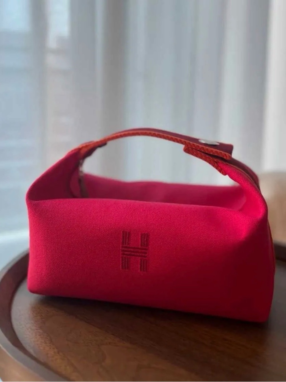 🆕 💄 H makeup bag + strap 👛 - Picture 2 of 9